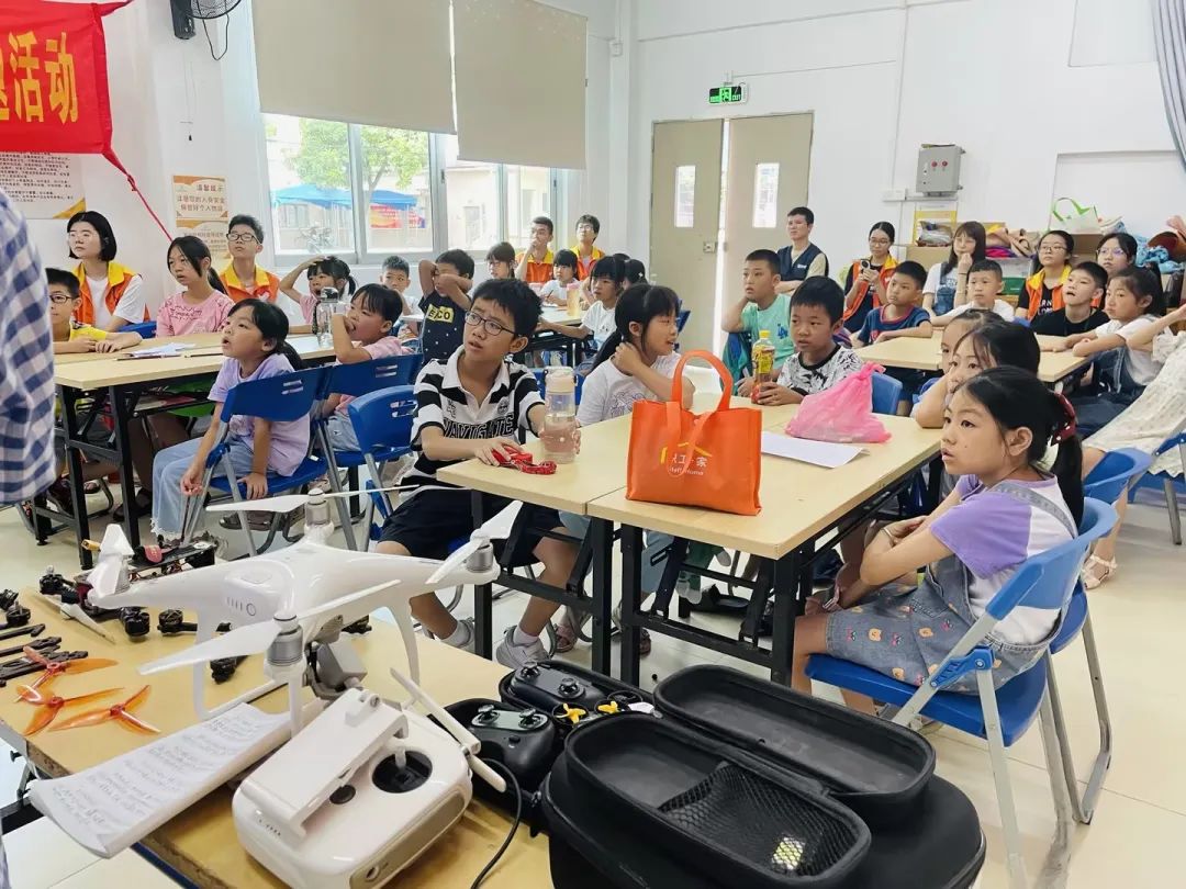 无人机课堂来江滨社区夏令营