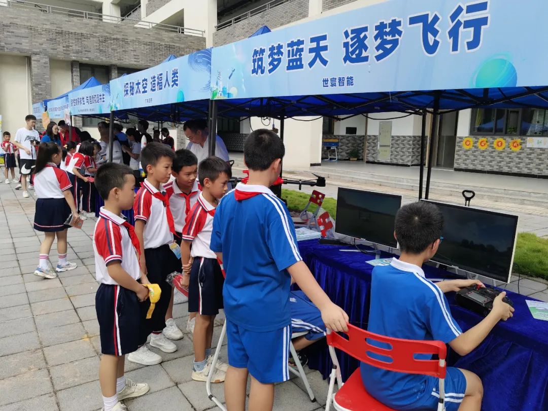 无人机科普进校园 点燃科学梦