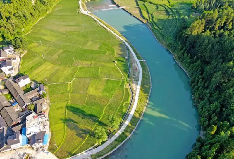 无人机巡查，守住耕地红线